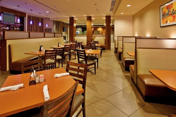 Imagen de los interiores del Hotel Holiday Inn Kansas City Airport, An Ihg. Foto 5