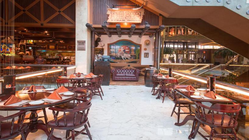 Imagen del bar/restaurante del Hotel Holiday Inn Kuwait Al Thuraya City, An Ihg. Foto 4