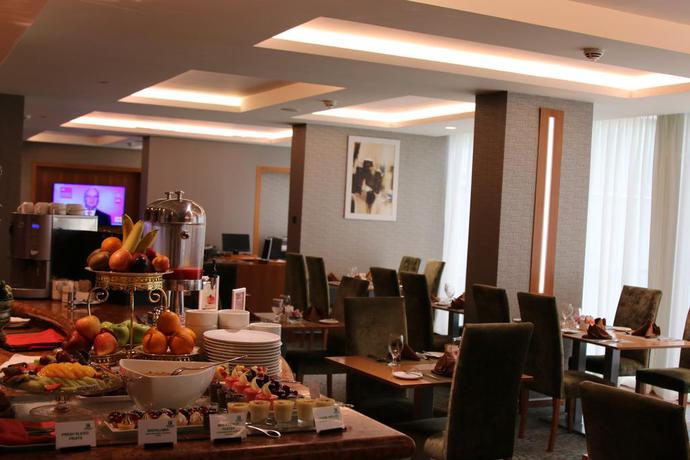 Imagen del bar/restaurante del Hotel Holiday Inn Kuwait Al Thuraya City, An Ihg. Foto 5