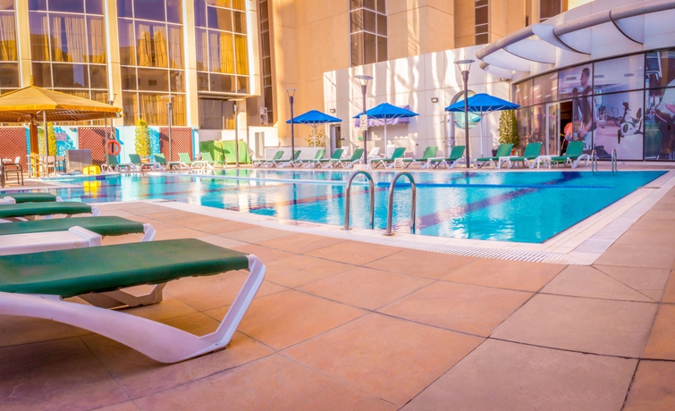 Imagen de la piscina del Hotel Holiday Inn Kuwait, An Ihg. Foto 15