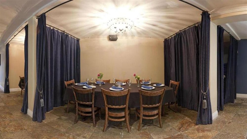 Imagen del bar/restaurante del Hotel Holiday Inn Laguna Beach. Foto 5