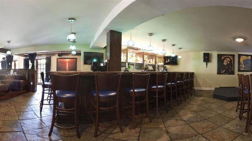 Imagen del bar/restaurante del Hotel Holiday Inn Laguna Beach. Foto 6