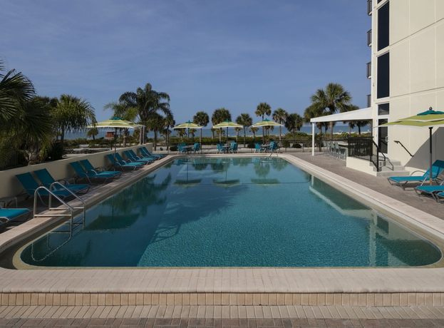 Imagen de la piscina del Hotel Holiday Inn Lido Beach. Foto 16