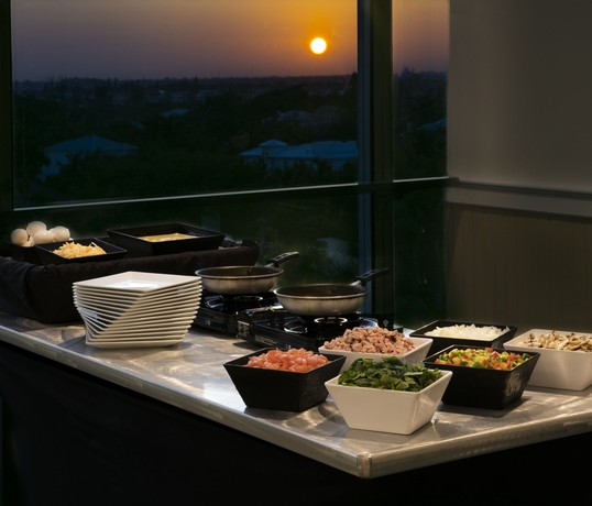 Imagen del bar/restaurante del Hotel Holiday Inn Lido Beach. Foto 3