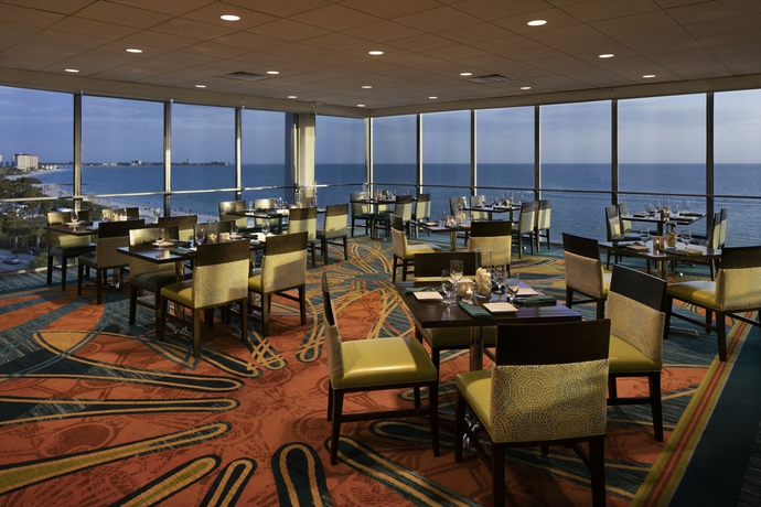 Imagen del bar/restaurante del Hotel Holiday Inn Lido Beach. Foto 4