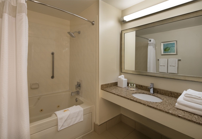 Imagen de la habitación del Hotel Holiday Inn Lido Beach. Foto 9