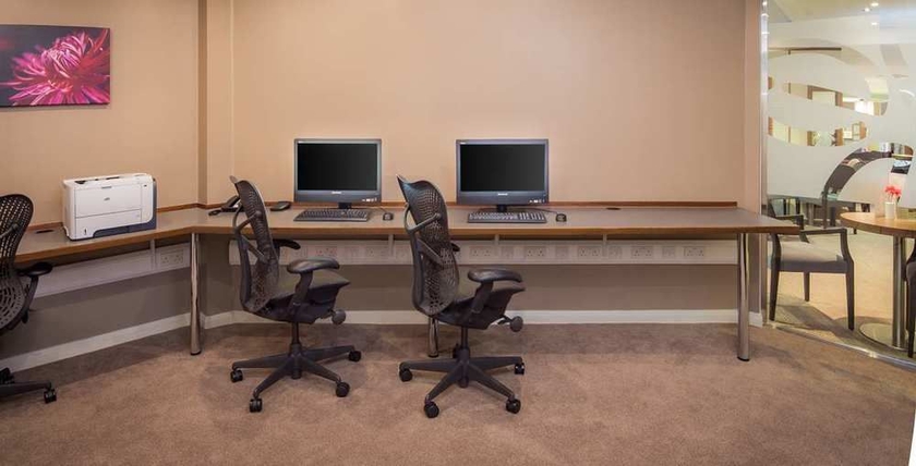 Imagen de los interiores del Hotel Holiday Inn London Luton North. Foto 16