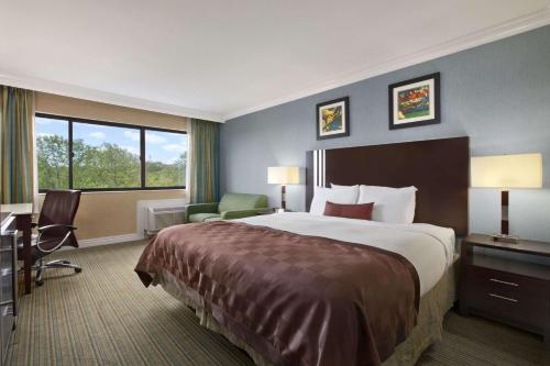 Imagen de la habitación del Hotel Holiday Inn - Long Island - ISLIP Arpt East, an IHG. Foto 7