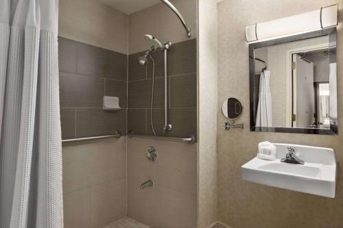 Imagen de la habitación del Hotel Holiday Inn - Long Island - ISLIP Arpt East, an IHG. Foto 8