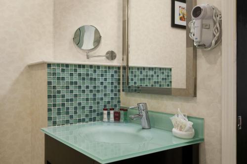 Imagen de la habitación del Hotel Holiday Inn - Long Island - ISLIP Arpt East, an IHG. Foto 10