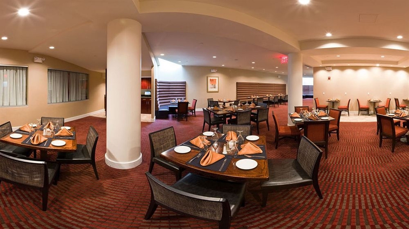 Imagen del bar/restaurante del Hotel Holiday Inn Manhattan View. Foto 3