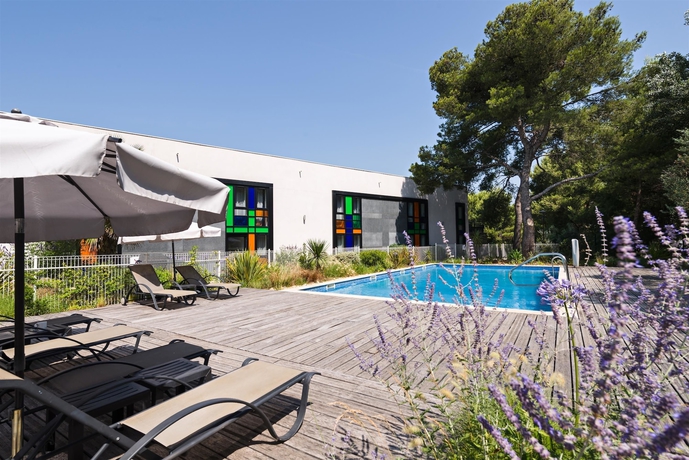 Imagen de la piscina del Hotel Holiday Inn Marseille Airport. Foto 17