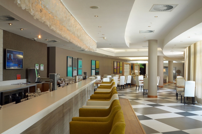 Imagen del bar/restaurante del Hotel Holiday Inn Mauritius Mon Tresor, An Ihg. Foto 3
