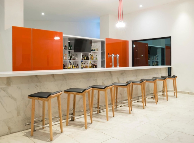Imagen del bar/restaurante del Hotel Holiday Inn Mexicali - Centro Civico by IHG. Foto 1