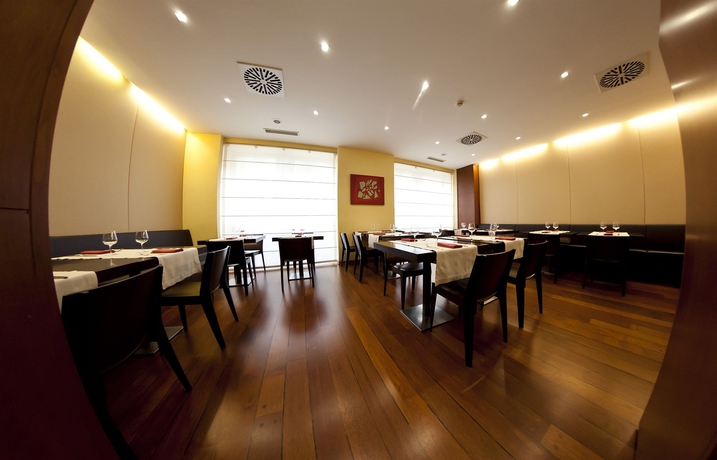 Imagen del bar/restaurante del Hotel Holiday Inn Milan - Garibaldi Station, An Ihg. Foto 2