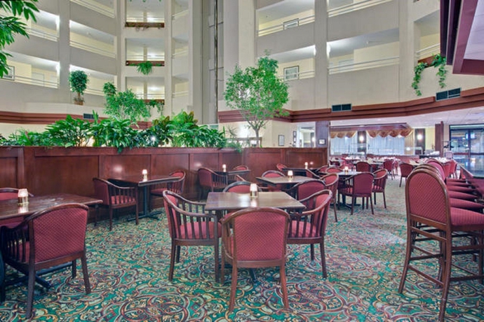 Imagen del bar/restaurante del Hotel Holiday Inn Montreal Longueuil, An Ihg. Foto 3