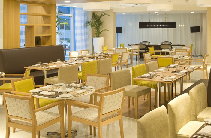 Imagen del bar/restaurante del Hotel Holiday Inn Muscat Al Seeb, An Ihg. Foto 1
