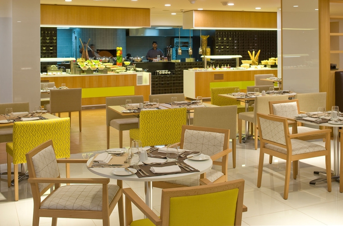 Imagen del bar/restaurante del Hotel Holiday Inn Muscat Al Seeb, An Ihg. Foto 2