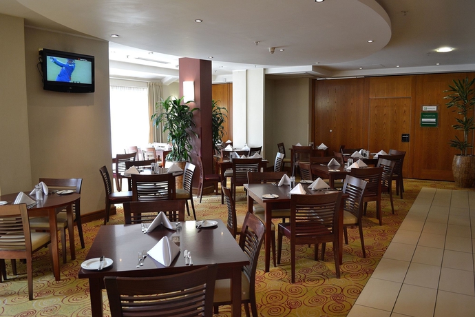 Imagen del bar/restaurante del Hotel Holiday Inn Northampton, An Ihg. Foto 2