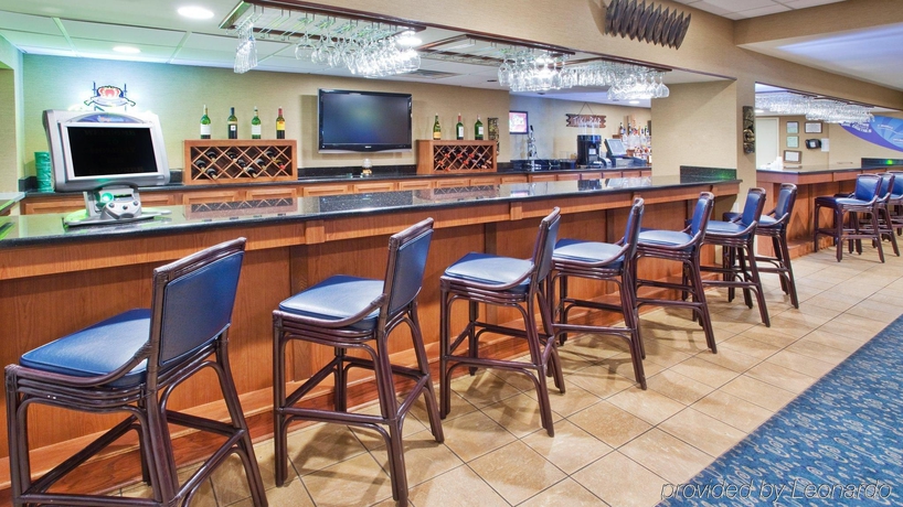Imagen del bar/restaurante del Hotel Holiday Inn Oceanfront Surfside Beach. Foto 10