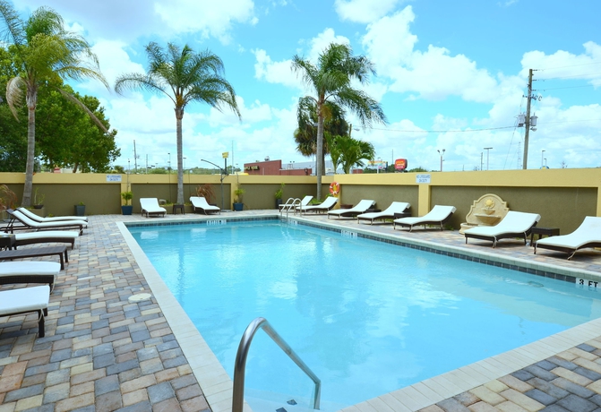 Imagen de la piscina del Hotel Holiday Inn Orlando East - Ucf Area, An Ihg. Foto 16