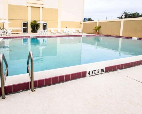 Imagen de la piscina del Hotel Holiday Inn Orlando North Winter Park by IHG. Foto 7