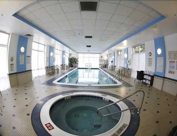 Imagen de la piscina del Hotel Holiday Inn Piscataway Somerset By IHG. Foto 16
