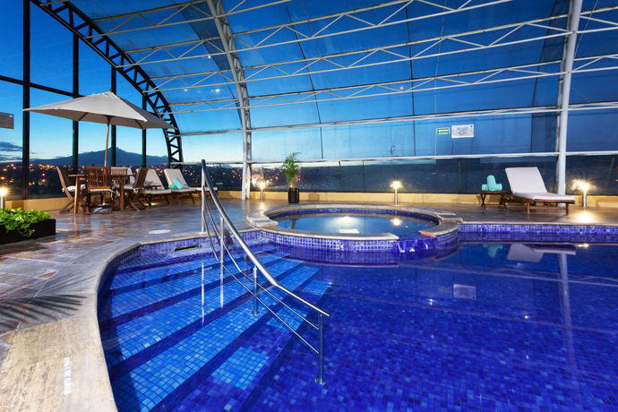 Imagen de la piscina del Hotel Holiday Inn Puebla Finsa. Foto 16