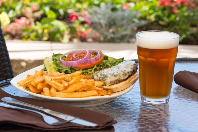 Imagen del bar/restaurante del Hotel Holiday Inn Resort Daytona Beach Oceanfront, An Ihg. Foto 3