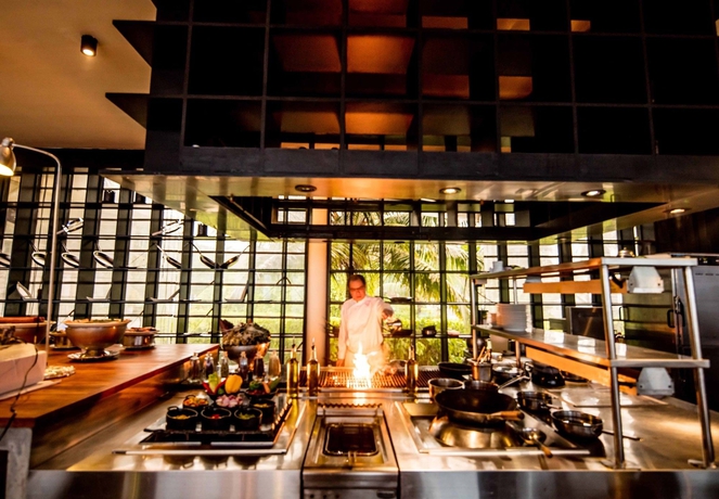 Imagen del bar/restaurante del Hotel Holiday Inn Resort Kandooma Maldives, An Ihg. Foto 2