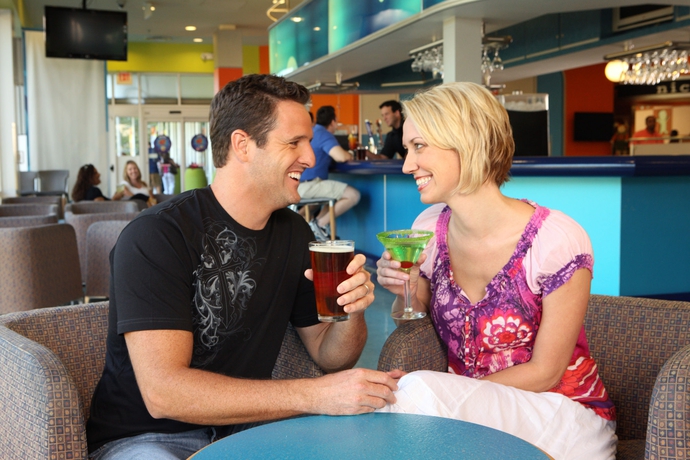 Imagen del bar/restaurante del Hotel Holiday Inn Resort Orlando Suites Waterpark. Foto 2