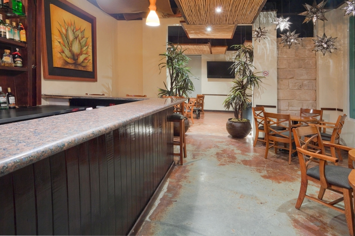 Imagen del bar/restaurante del Hotel Holiday Inn Reynosa Industrial Poniente. Foto 3