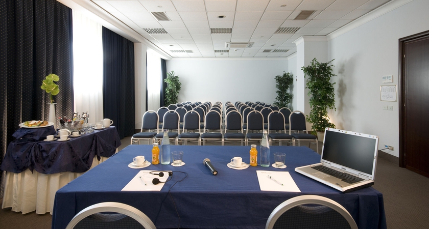 Imagen de los interiores del Hotel Holiday Inn Rome- Eur Parco Dei Medici, An Ihg. Foto 15