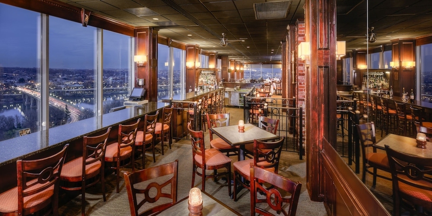 Imagen del bar/restaurante del Hotel Holiday Inn Rosslyn at Key Bridge. Foto 3