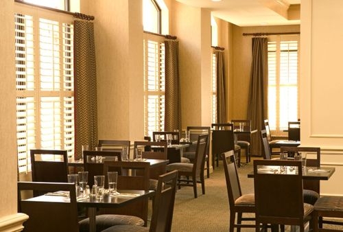 Imagen del bar/restaurante del Hotel Holiday Inn Savannah Historic District, An Ihg. Foto 2