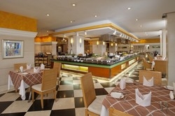 Imagen del bar/restaurante del Hotel Holiday Inn Sea View Qinhuangdao. Foto 2