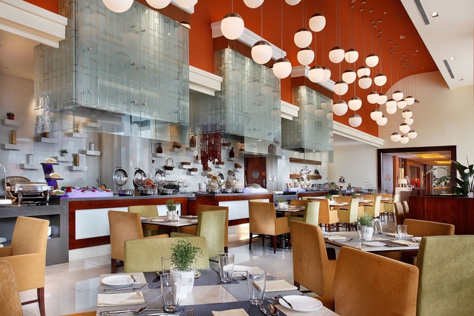 Imagen del bar/restaurante del Hotel Holiday Inn Shanghai Pudong Kangqiao, An Ihg. Foto 5