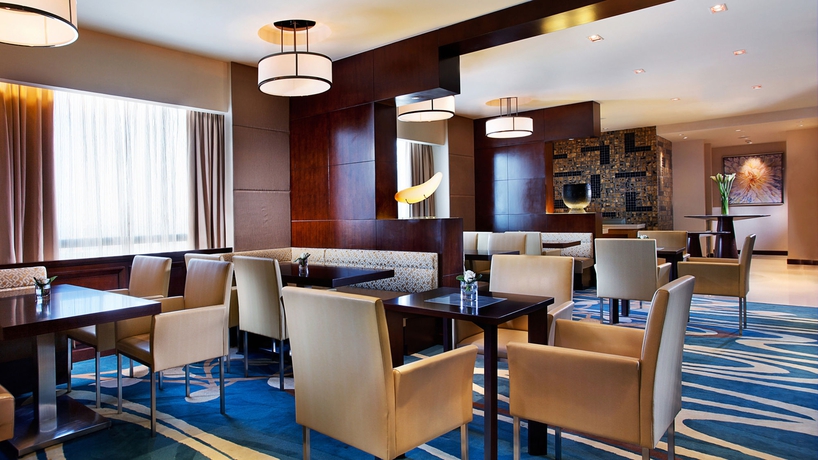 Imagen del bar/restaurante del Hotel Holiday Inn Shanghai Pudong Kangqiao, An Ihg. Foto 6