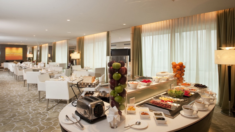 Imagen del bar/restaurante del Hotel Holiday Inn Shanghai Pudong Nanpu, An Ihg. Foto 2