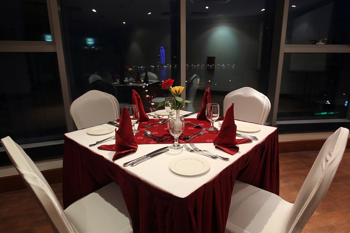 Imagen del bar/restaurante del Hotel Holiday Inn Sharjah. Foto 2