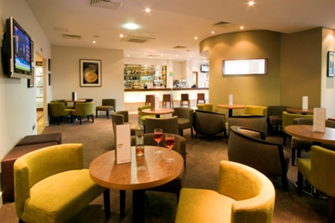 Imagen del bar/restaurante del Hotel Holiday Inn Stevenage, An Ihg. Foto 3