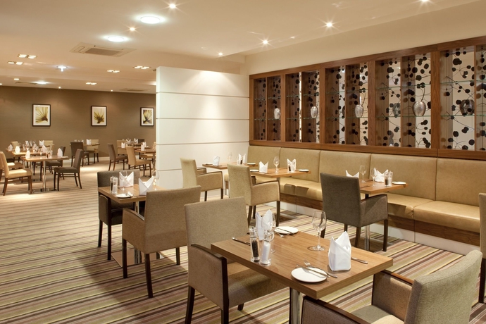 Imagen del bar/restaurante del Hotel Holiday Inn Stevenage, An Ihg. Foto 5