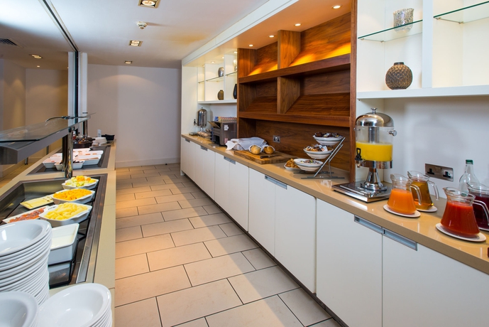 Imagen del bar/restaurante del Hotel Holiday Inn Stevenage, An Ihg. Foto 7