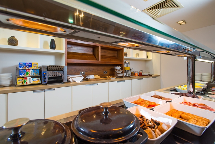 Imagen del bar/restaurante del Hotel Holiday Inn Stevenage, An Ihg. Foto 9