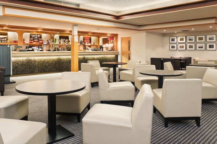 Imagen del bar/restaurante del Hotel Holiday Inn Taunton, An Ihg. Foto 3