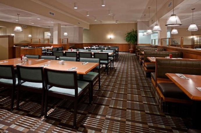 Imagen del bar/restaurante del Hotel Holiday Inn Toronto Airport East, An Ihg. Foto 5