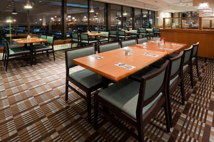 Imagen del bar/restaurante del Hotel Holiday Inn Toronto Airport East, An Ihg. Foto 7