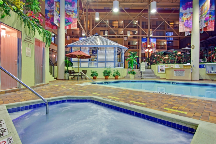 Imagen de la piscina del Hotel Holiday Inn Toronto-yorkdale. Foto 16