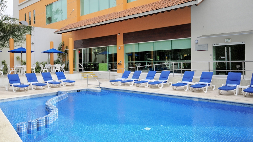 Imagen de la piscina del Hotel Holiday Inn Uruapan. Foto 16