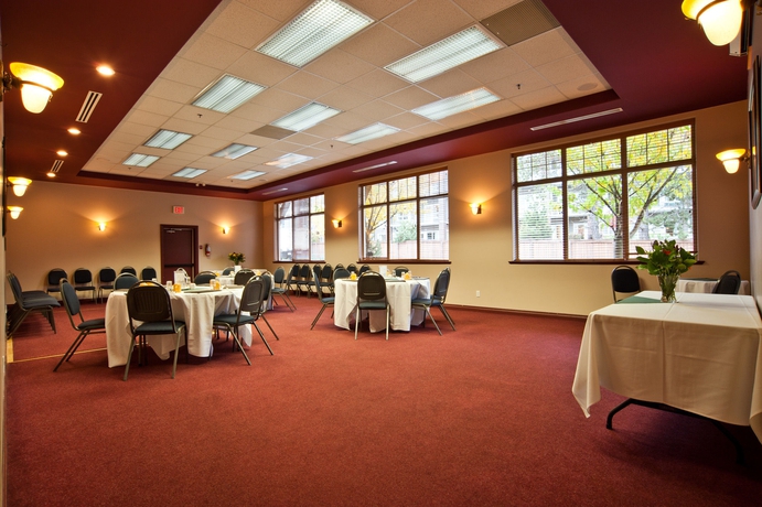 Imagen de los interiores del Hotel Holiday Inn Victoria Elk Lake, An Ihg. Foto 6